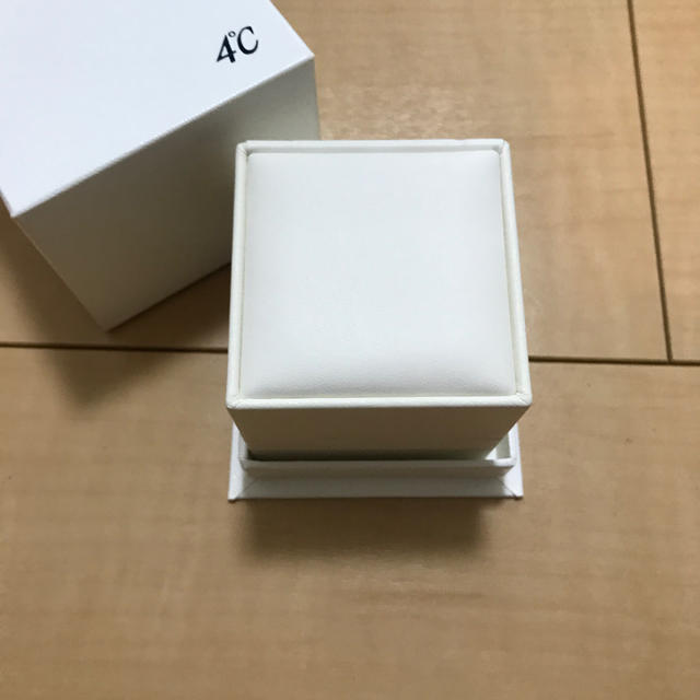 4℃(ヨンドシー)の4°Cアクセサリーケース空箱 レディースのバッグ(ショップ袋)の商品写真