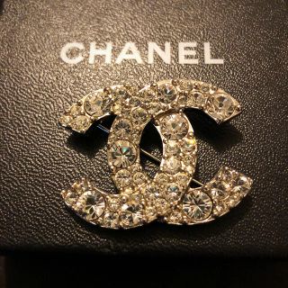 シャネル(CHANEL)の＊mememe様専用＊ Chanel ロゴブローチ 未使用(ブローチ/コサージュ)