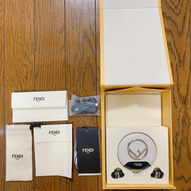 FENDI(フェンディ)の【FENDI】イヤホンワイヤレス 白 スマホ/家電/カメラのオーディオ機器(ヘッドフォン/イヤフォン)の商品写真