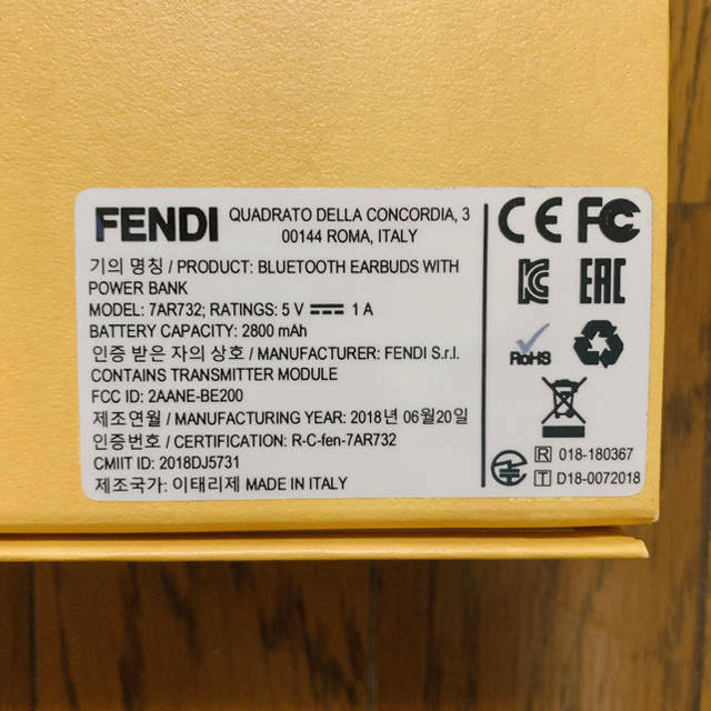 FENDI(フェンディ)の【FENDI】イヤホンワイヤレス 白 スマホ/家電/カメラのオーディオ機器(ヘッドフォン/イヤフォン)の商品写真