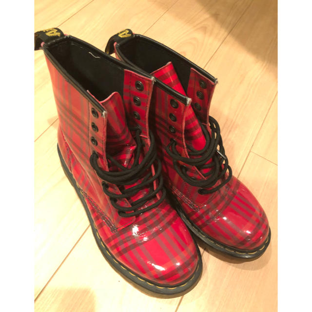 Dr. Martens 赤いブーツ