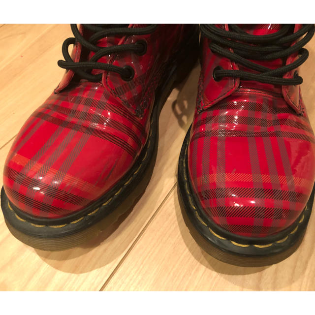 Dr. Martens 赤いブーツ