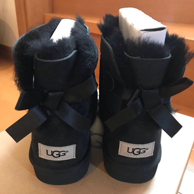 UGG(アグ)のUGG MINI BAILEY BOW Ⅱ ムートンブーツ レディース キッズ キッズ/ベビー/マタニティのキッズ靴/シューズ(15cm~)(ブーツ)の商品写真