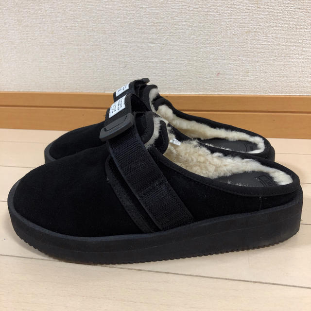 suicoke(スイコック)の値下げ  美品  SUICOKE  スイコック ムートンサンダル  ブラック レディースの靴/シューズ(サンダル)の商品写真