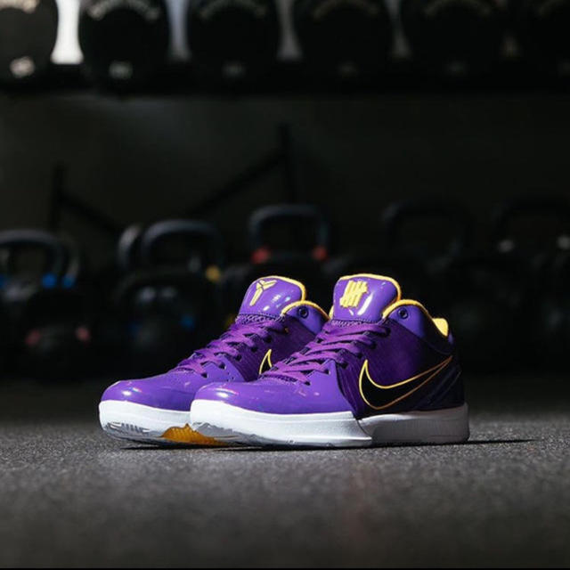 NIKE(ナイキ)の28.5 UNDEFEATED NIKE KOBE 4 PURPLE メンズの靴/シューズ(スニーカー)の商品写真