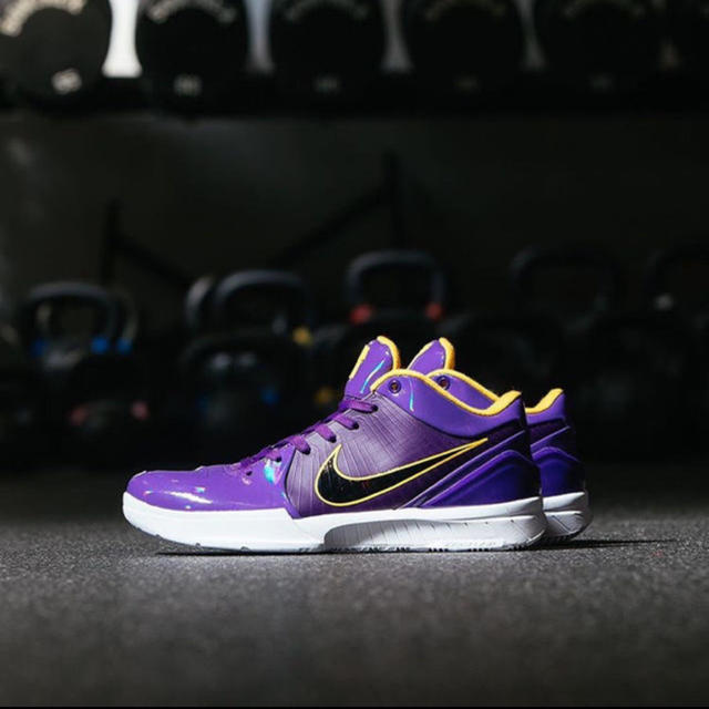 NIKE(ナイキ)の28.5 UNDEFEATED NIKE KOBE 4 PURPLE メンズの靴/シューズ(スニーカー)の商品写真