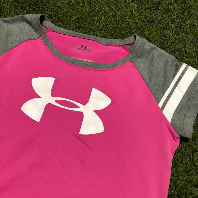 UNDER ARMOUR(アンダーアーマー)の☆アンダーアーマー☆半袖Ｔシャツ、YMD キッズ/ベビー/マタニティのキッズ服女の子用(90cm~)(Tシャツ/カットソー)の商品写真