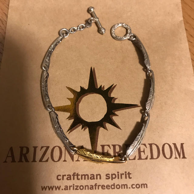 ARIZONA FREEDOM(アリゾナフリーダム)のアリゾナフリーダム 18k ゴールドフェザー チャーム チェーンブレス メンズのアクセサリー(バングル/リストバンド)の商品写真