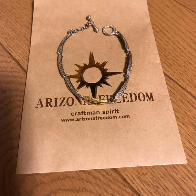 ARIZONA FREEDOM(アリゾナフリーダム)のアリゾナフリーダム 18k ゴールドフェザー チャーム チェーンブレス メンズのアクセサリー(バングル/リストバンド)の商品写真