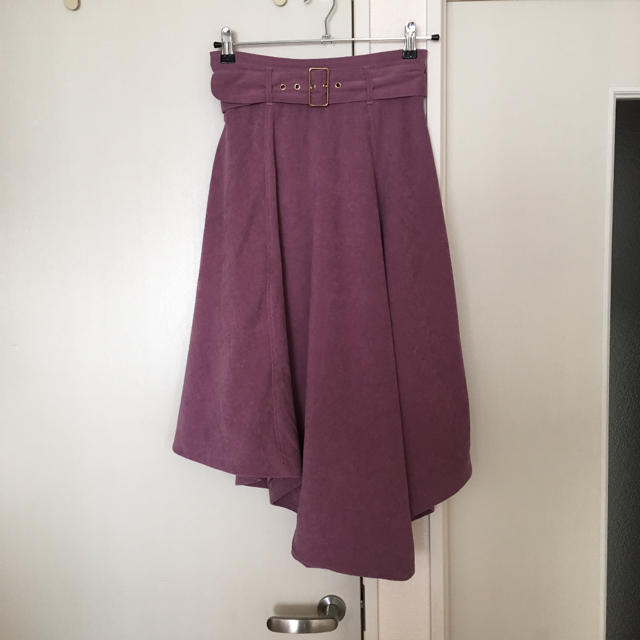 REDYAZEL(レディアゼル)の紫アシンメトリーひざ下ロングスカート レディースのスカート(ロングスカート)の商品写真