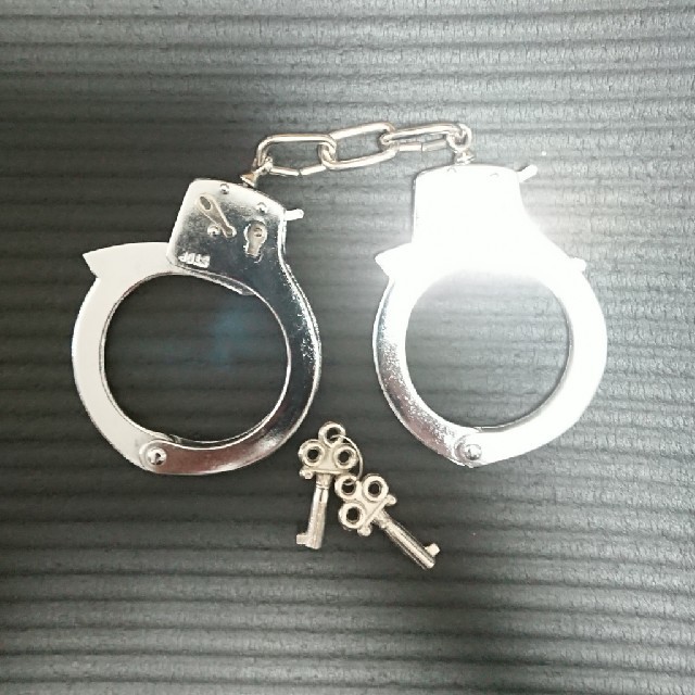 手錠 おもちゃ 鍵付き エンタメ/ホビーのコスプレ(小道具)の商品写真