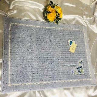 ローラアシュレイ(LAURA ASHLEY)のローラアシュレイ❤️【新品】薔薇刺繍のバスマット(ブルー)(バスマット)