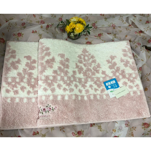 LAURA ASHLEY(ローラアシュレイ)のローラアシュレイ❤️【新品】ふわふわキッチンマット（ピンク) インテリア/住まい/日用品のラグ/カーペット/マット(キッチンマット)の商品写真