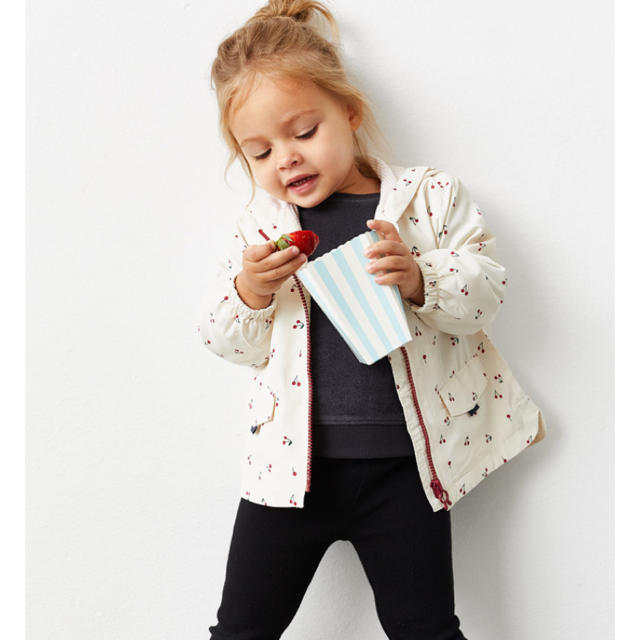 ZARA KIDS(ザラキッズ)のzara バックパック付きレインコート 104 キッズ/ベビー/マタニティのキッズ服女の子用(90cm~)(ジャケット/上着)の商品写真