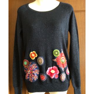 デシグアル(DESIGUAL)のデシグアルの紺地花柄セーター✨刺繍が綺麗です(ニット/セーター)