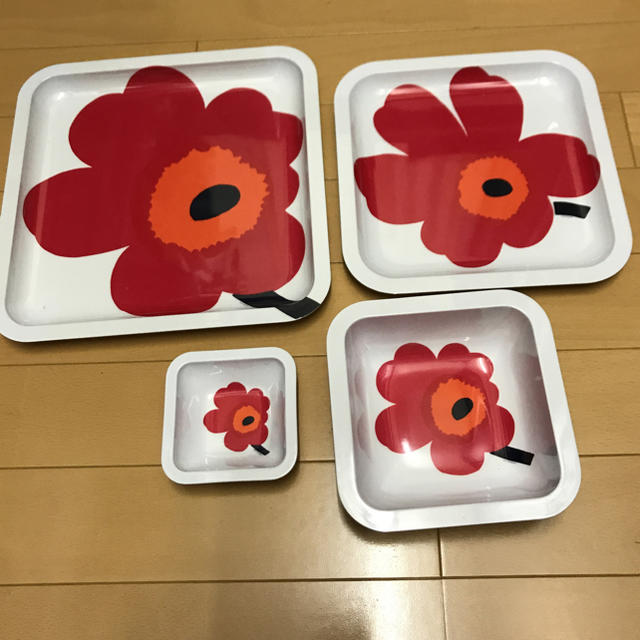 marimekko(マリメッコ)のマリメッコ トレーセット インテリア/住まい/日用品のキッチン/食器(テーブル用品)の商品写真