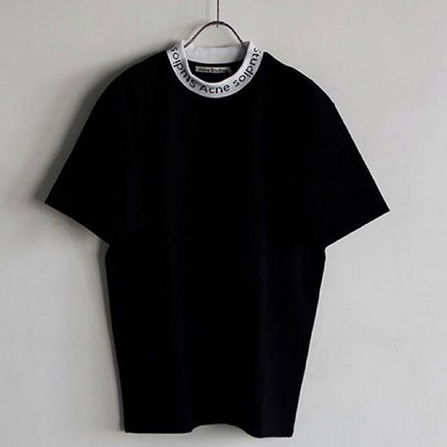 ACNE(アクネ)の美品　ACNE エディション別注モックネック ロゴTシャツ レディースのトップス(Tシャツ(半袖/袖なし))の商品写真