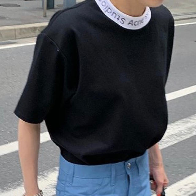 ACNE(アクネ)の美品　ACNE エディション別注モックネック ロゴTシャツ レディースのトップス(Tシャツ(半袖/袖なし))の商品写真