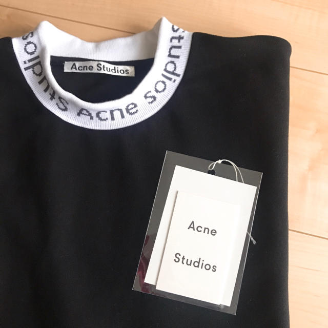ACNE(アクネ)の美品　ACNE エディション別注モックネック ロゴTシャツ レディースのトップス(Tシャツ(半袖/袖なし))の商品写真