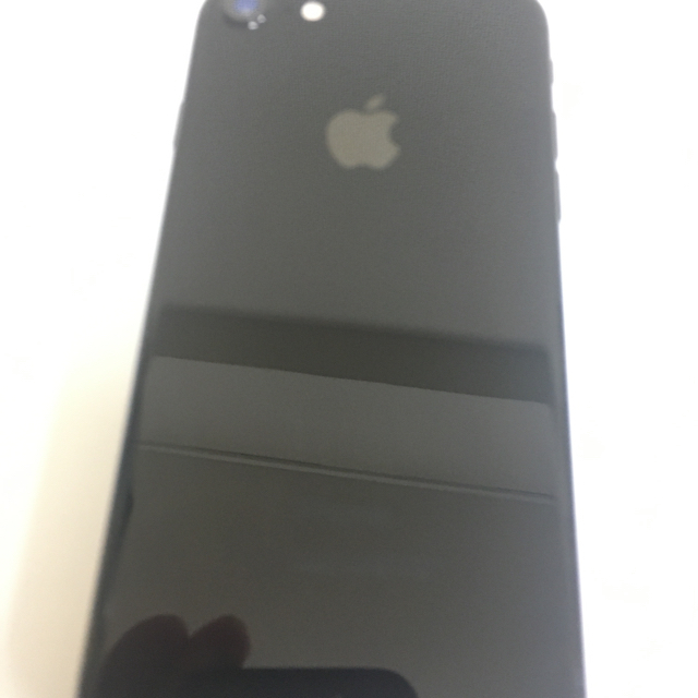 Apple(アップル)の【あーこさん専用】iPhone 7 JetBlack 128 GB 正規 スマホ/家電/カメラのスマートフォン/携帯電話(スマートフォン本体)の商品写真