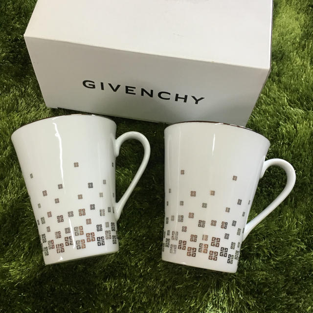 GIVENCHY(ジバンシィ)のGIVENCHY ペアマグセット インテリア/住まい/日用品のキッチン/食器(グラス/カップ)の商品写真