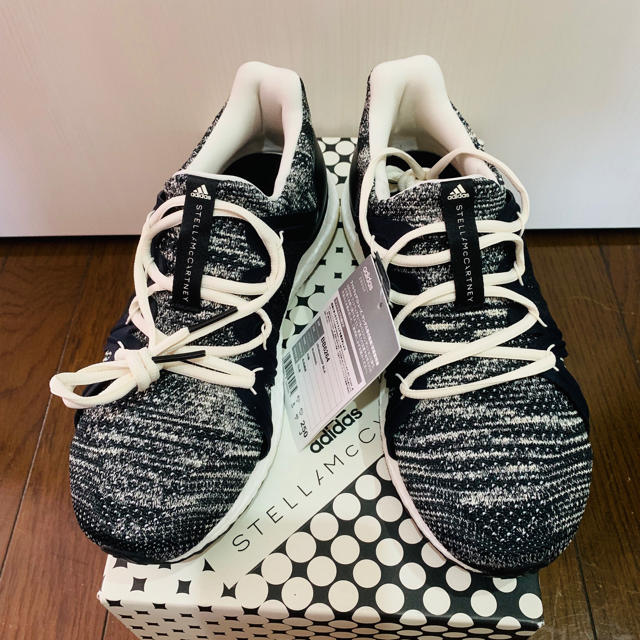 adidas by Stella McCartney(アディダスバイステラマッカートニー)の新品❣️タグ付き❣️adidas ×STELLA  ウルトラブースト スポーツ/アウトドアのランニング(シューズ)の商品写真