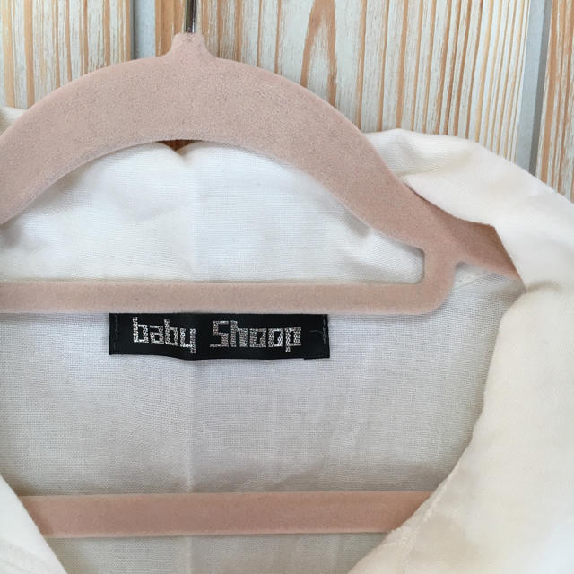 baby shoop(ベイビーシュープ)の白 シャツ 半袖 ダンス 衣装 レディースのトップス(シャツ/ブラウス(半袖/袖なし))の商品写真