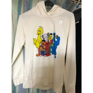 ユニクロ(UNIQLO)のユニクロ　kaws パーカー　UNIQLO(パーカー)