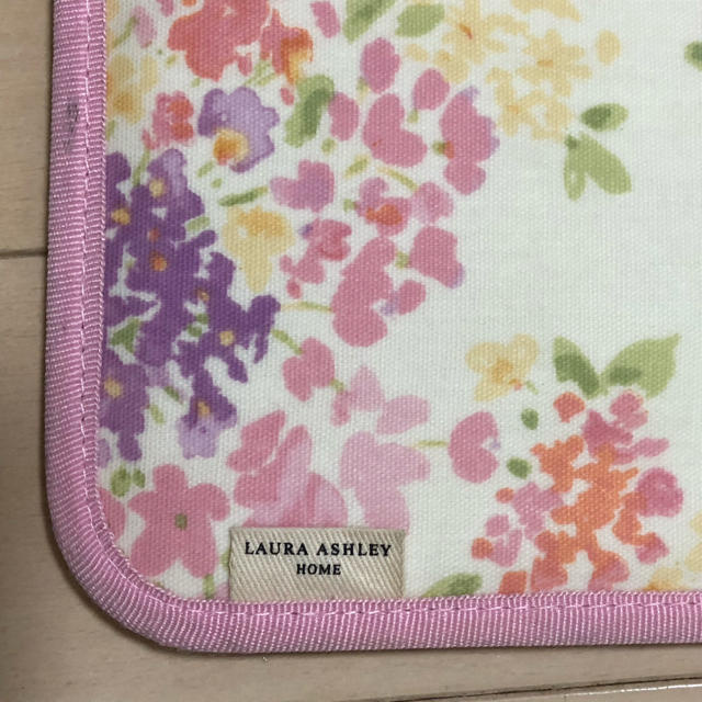 LAURA ASHLEY(ローラアシュレイ)の【紫苑様専用】母子手帳ケース ローラアシュレイ キッズ/ベビー/マタニティのマタニティ(母子手帳ケース)の商品写真