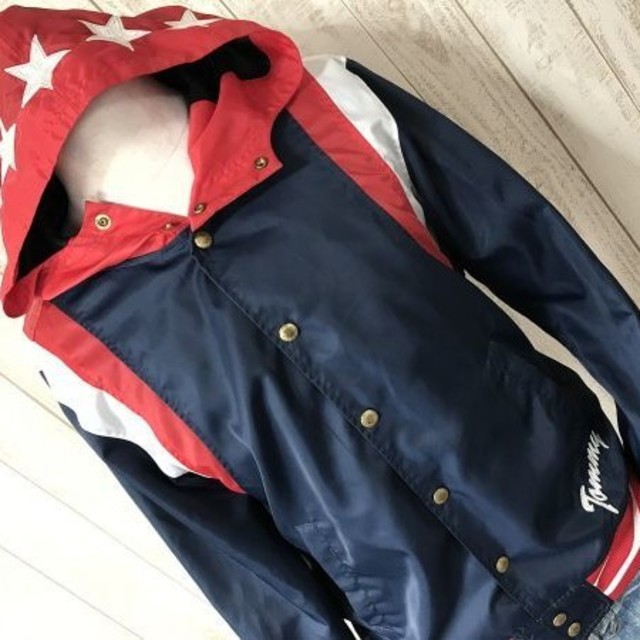 TOMMY(トミー)の【ほぼ美品】【バックワッペンロゴ】TOMMY トミー スナップボタン フーディー メンズのジャケット/アウター(ナイロンジャケット)の商品写真