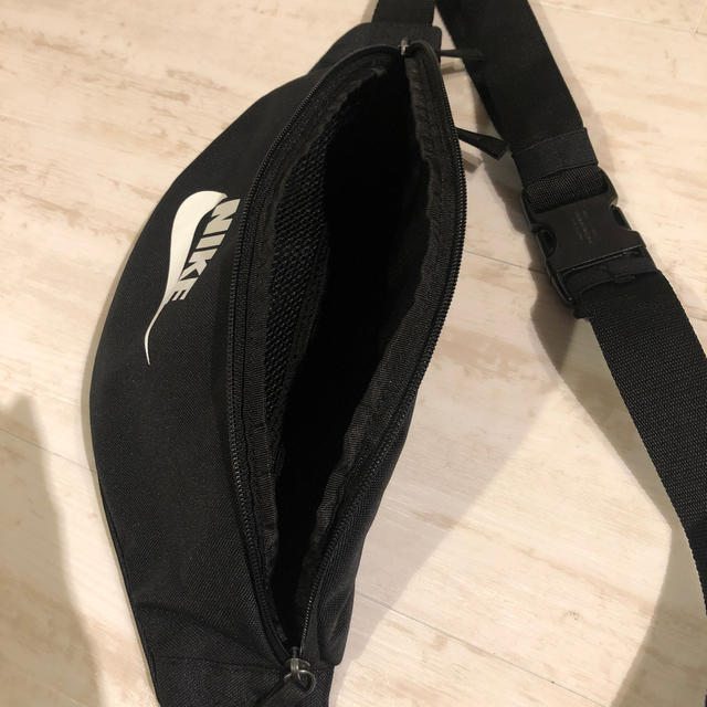 NIKE(ナイキ)のナイキ  ウエストポーチ 黒 メンズのバッグ(ウエストポーチ)の商品写真