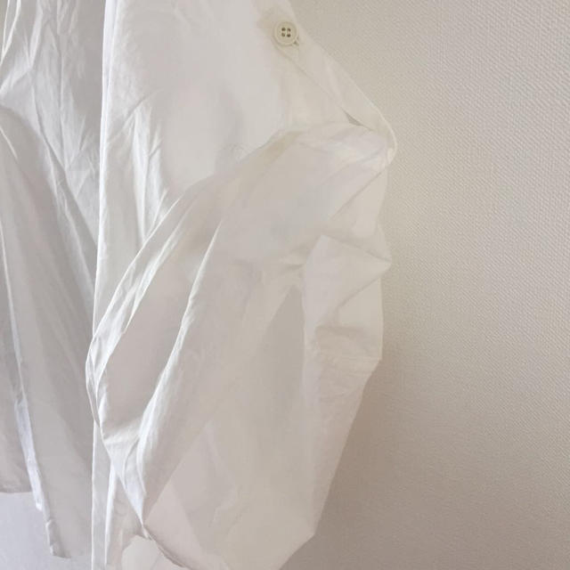 Adam et Rope'(アダムエロぺ)のアダムエロペの白シャツ レディースのトップス(シャツ/ブラウス(半袖/袖なし))の商品写真