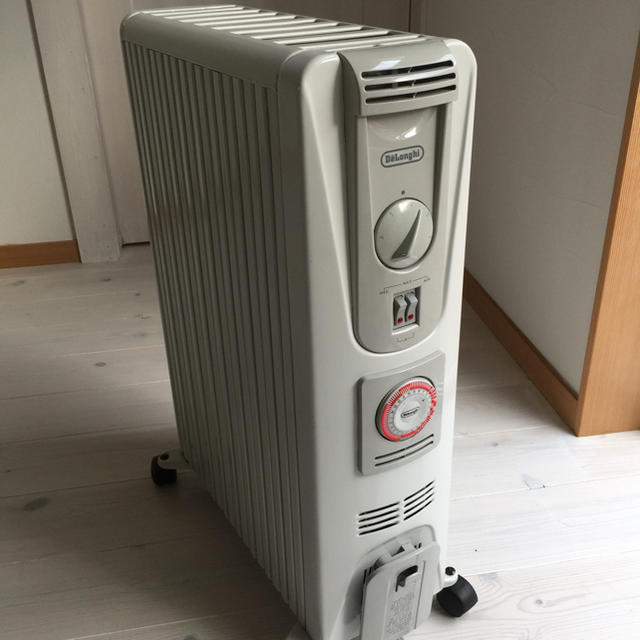 DeLonghi(デロンギ)のデロンギ オイルヒーター  電子タイマー付き スマホ/家電/カメラの冷暖房/空調(オイルヒーター)の商品写真