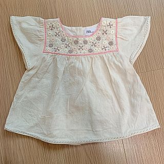 ザラキッズ(ZARA KIDS)のZaraベビーシャイニー刺繍入りブラウス 9-12（80㎝）(シャツ/カットソー)