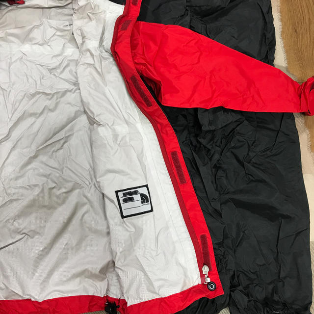 THE NORTH FACE(ザノースフェイス)のノースフェイス  130cmレインウェア レインスーツ 未使用 難あり キッズ/ベビー/マタニティのこども用ファッション小物(レインコート)の商品写真