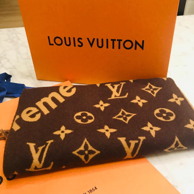 LOUIS VUITTON(ルイヴィトン)の［新品未開封］希少シュプリーム×ヴィトンコラボマフラー メンズのファッション小物(マフラー)の商品写真