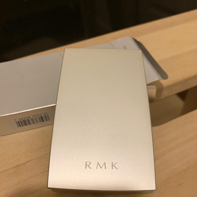 RMK(アールエムケー)のRMK シルクフィット フェイスパウダー 01 コスメ/美容のベースメイク/化粧品(フェイスパウダー)の商品写真