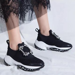 ロジェヴィヴィエ(ROGER VIVIER)のロジェヴィヴィエ﻿風 ビジュースニーカー 海外セレクト セレブファッション (スニーカー)