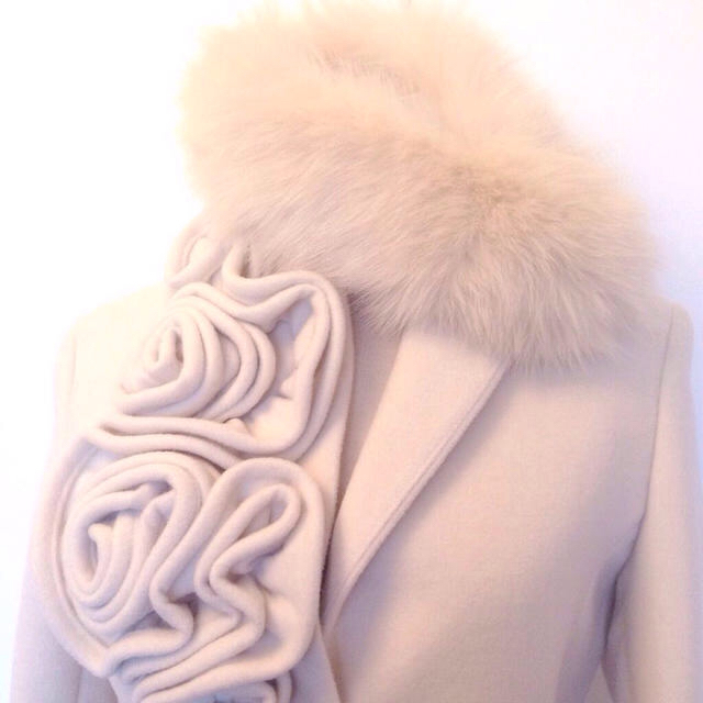 新品☆冬の主役級ホワイトコート レディースのジャケット/アウター(ロングコート)の商品写真