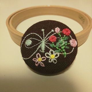 ミナペルホネン(mina perhonen)のミナペルホネン お花の刺繍 ヘアゴムまたはブローチ ハンドメイド(コサージュ/ブローチ)