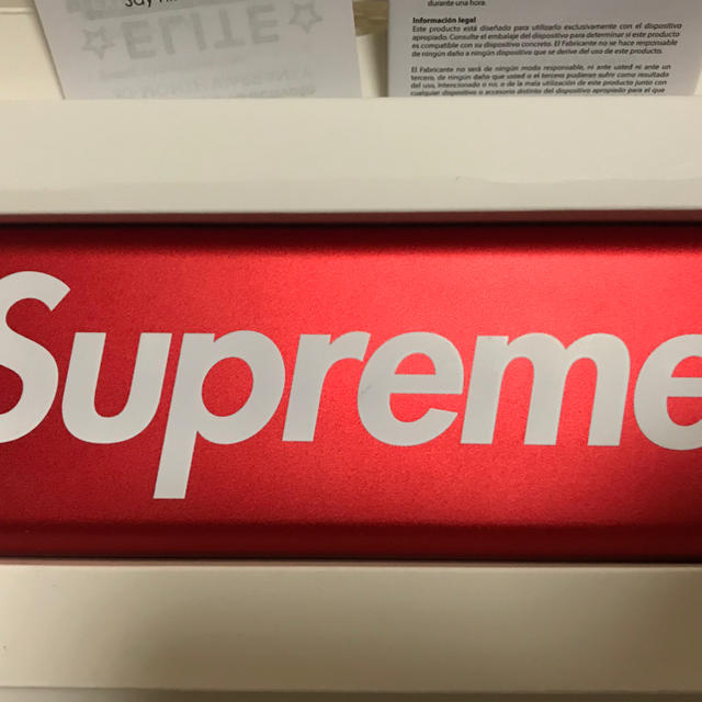 Supreme(シュプリーム)のシュプリームモバイルバッテリー20K スマホ/家電/カメラのスマートフォン/携帯電話(バッテリー/充電器)の商品写真