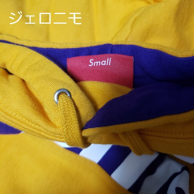 Supreme(シュプリーム)のSupreme Sideline Hooded Sweatshirt GOLD メンズのトップス(パーカー)の商品写真