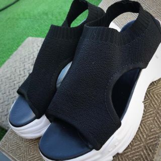 ウィゴー(WEGO)の👡厚底👡 ブラックサンダル(サンダル)