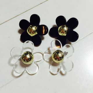 ミーア(MIIA)のお花のピアス 黒とクリア(ピアス)