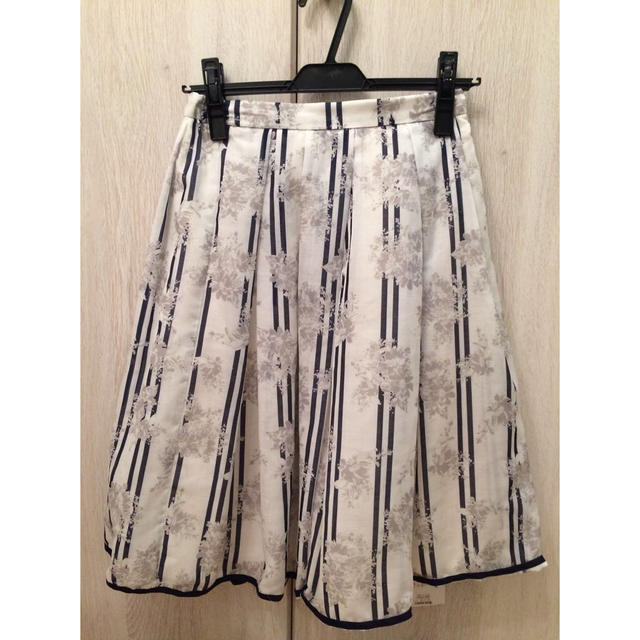 MERCURYDUO(マーキュリーデュオ)の未使用タグ付き💕フラワースカート レディースのスカート(ひざ丈スカート)の商品写真