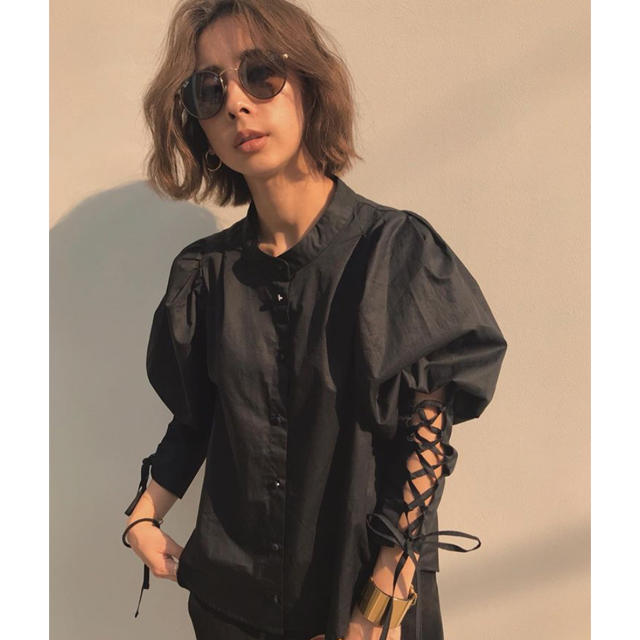 Ameri VINTAGE(アメリヴィンテージ)のLACE UP SLEEVE BLOUSE レディースのトップス(シャツ/ブラウス(長袖/七分))の商品写真