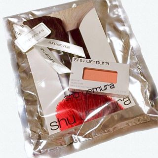 シュウウエムラ(shu uemura)の✨新品未使用✨プレゼント包装チーク(チーク)