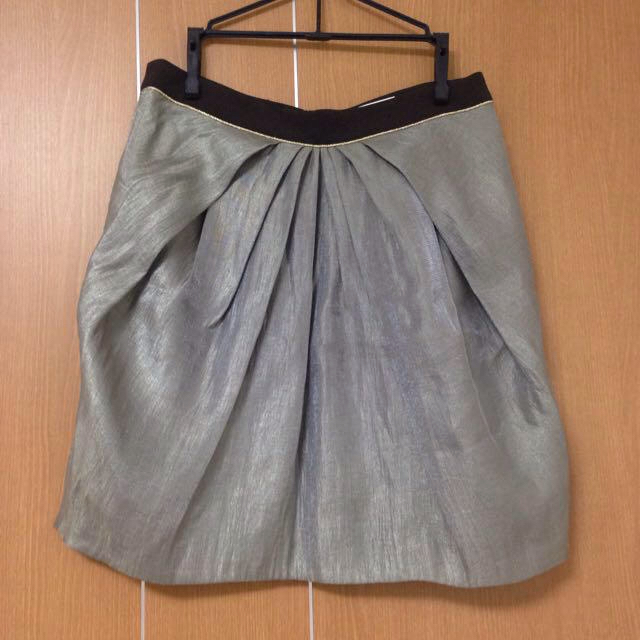 TOMORROWLAND(トゥモローランド)のラメカーキ色 タイトスカート レディースのスカート(ひざ丈スカート)の商品写真
