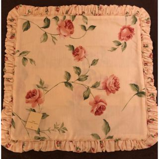 ローラアシュレイ(LAURA ASHLEY)のローラアシュレイ❤️【新品】薔薇のクッションカバー🌹(クッションカバー)