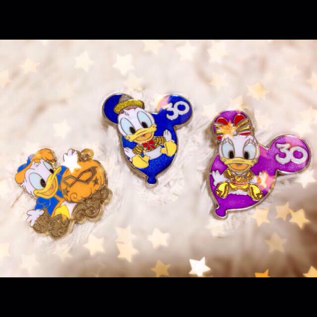 Disney(ディズニー)のピンバッジ☆ドナルド☆デイジー☆非売品 エンタメ/ホビーのエンタメ その他(その他)の商品写真